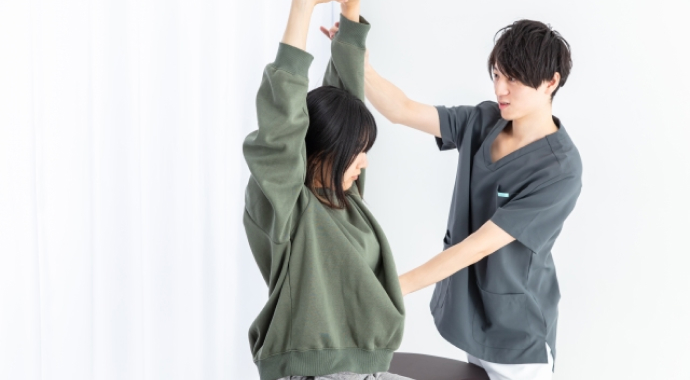 体をチェックしている写真